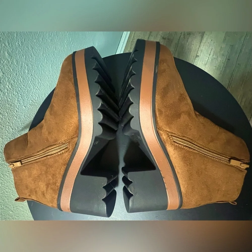 LIKE NEW Women's Suede Camel Chunky Chelsea Boot Ankle Platform Heel